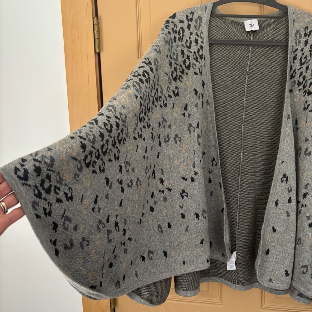 Cabi GiGi Animal Print Knit Layering Wrap Gray Leopard Cape 3115 Womens OS - Picture 7 of 13